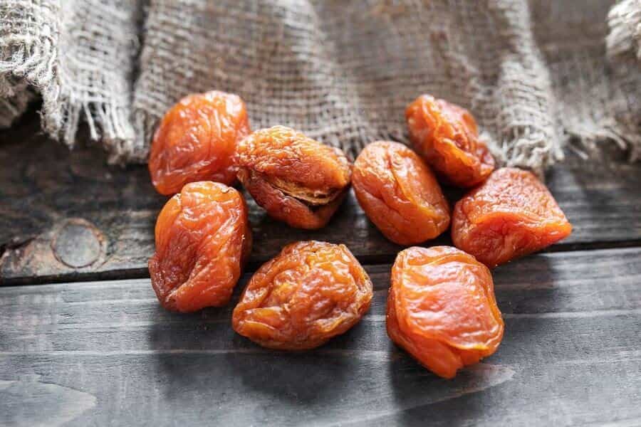 آلو بخارا قهوه‌ای تهیه شده از بهترین باغ‌ ها با رنگ طبیعی و عطر مطبوع